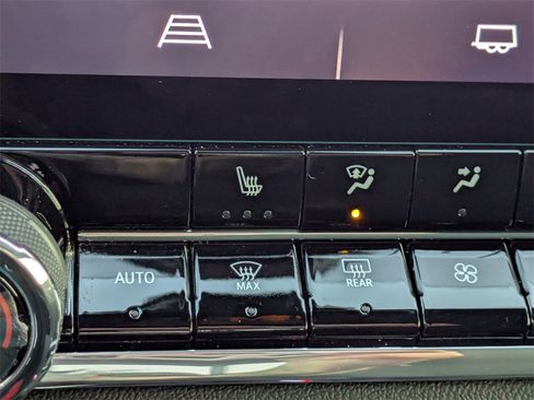 Used 2023 Chevrolet Colorado LT w/ LT Convenience Package II image 24