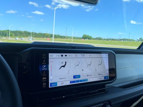 Used 2025 Jeep Wrangler Sahara w/ Safety Group image 23