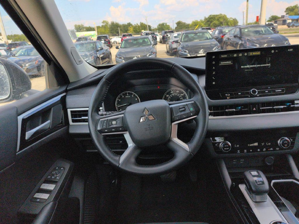 Used 2025 Mitsubishi Outlander SE AWD/4WD image 22