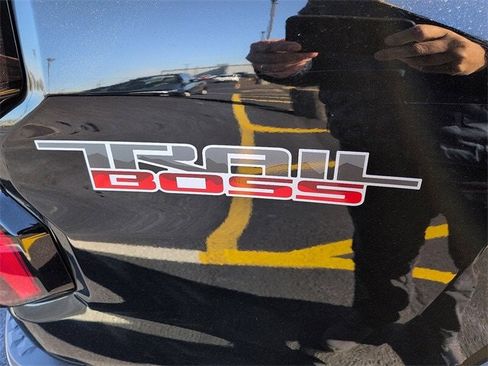 Used 2023 Chevrolet Colorado Trail Boss w/ Technology Package image 9