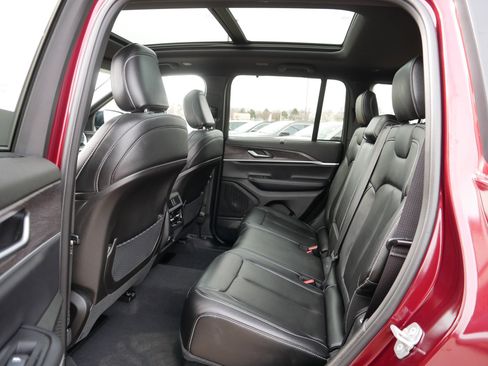 Used 2025 Jeep Grand Cherokee Limited w/ Luxury Tech Group II image 35