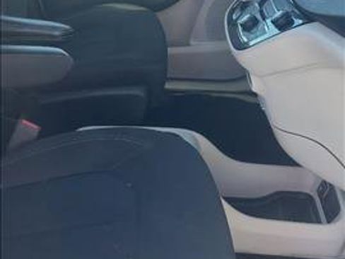 Used 2022 Chrysler Voyager LX image 19