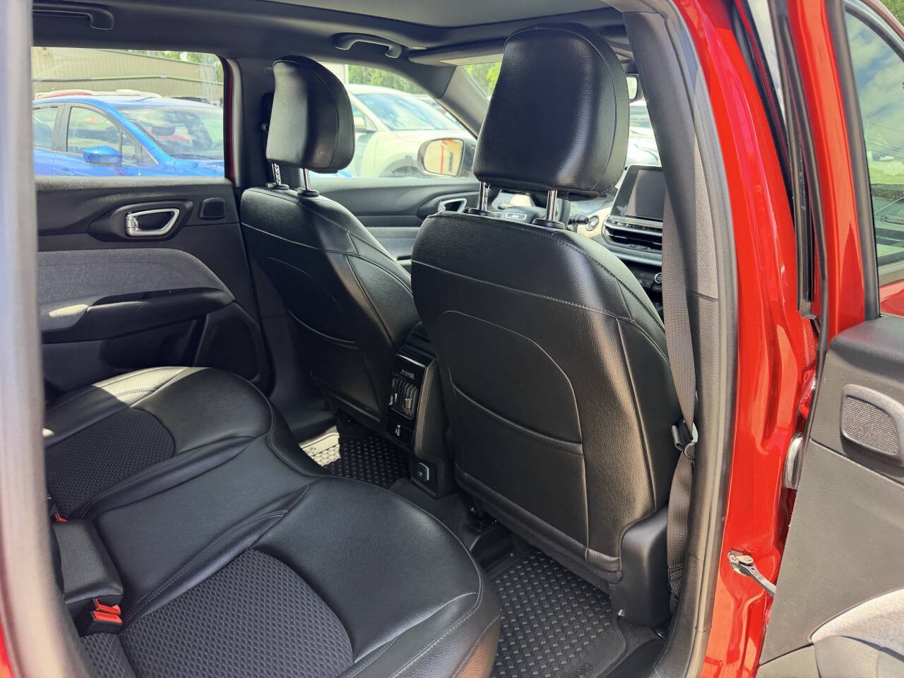 Used 2025 Jeep Compass Latitude w/ Sun & Sound Group AWD/4WD image 18