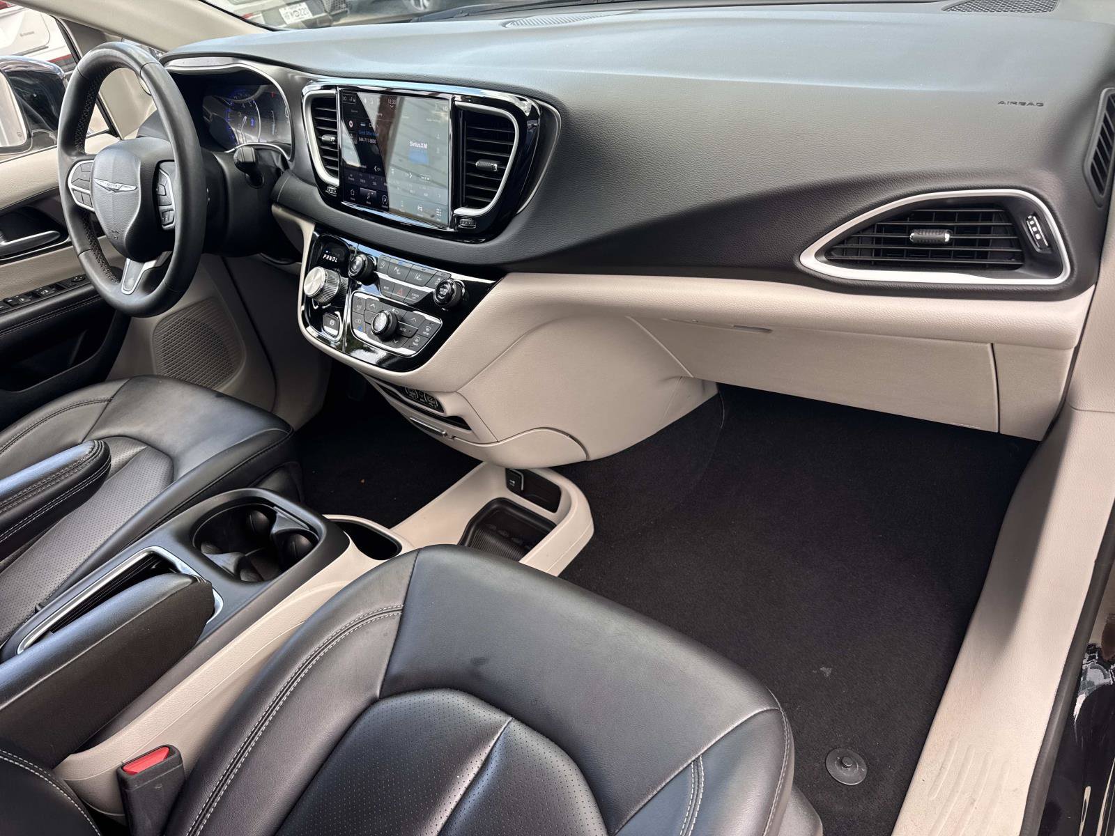 Used 2024 Chrysler Pacifica Touring-L FWD image 11