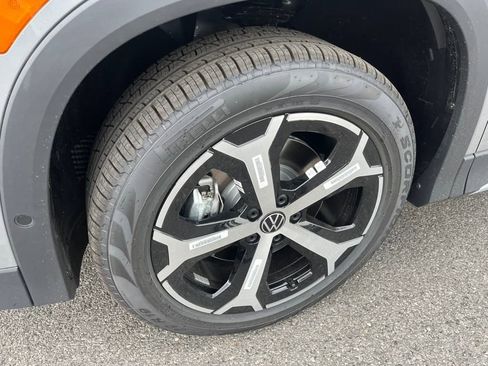 New 2025 Volkswagen Tiguan SE image 2