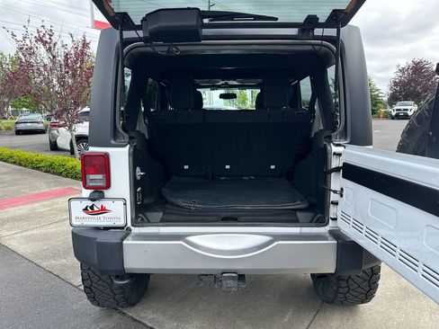 Used 2018 Jeep Wrangler Unlimited Sahara w/ Connectivity Group AWD/4WD image 25