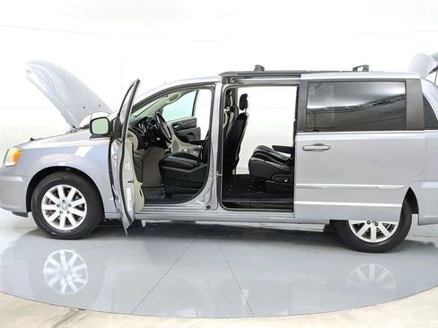 Used 2014 Chrysler Town & Country Touring image 12