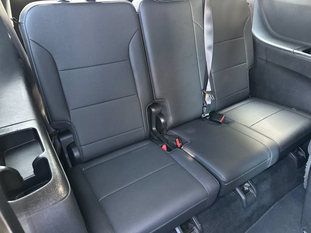 Used 2025 Chevrolet Traverse LT FWD image 18