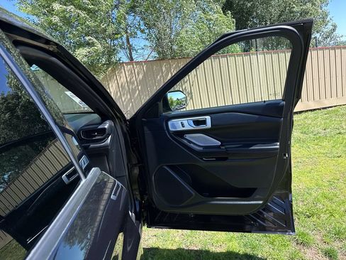 Used 2020 Ford Explorer Platinum w/ Premium Technology Package AWD/4WD image 32