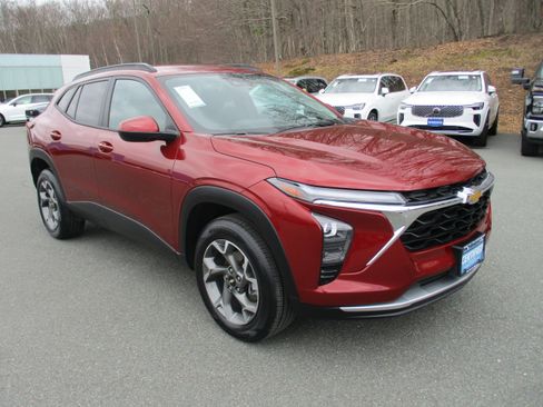 Certified 2024 Chevrolet Trax LT w/ Driver Confidence Package image 3