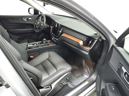 Used 2023 Volvo XC60 B5 Plus image 16