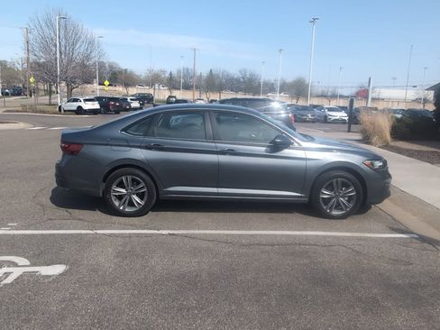 Used 2023 Volkswagen Jetta SE FWD image 4