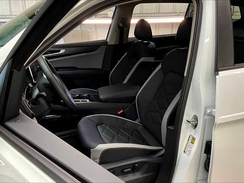 New 2025 Volkswagen Atlas Peak Edition SE image 11