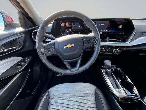 Used 2025 Chevrolet Trax LT FWD image 6