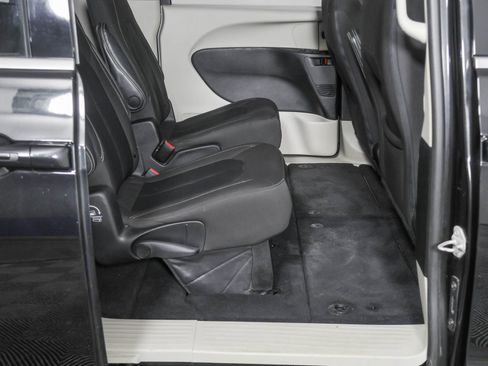 Used 2022 Chrysler Voyager LX FWD image 39