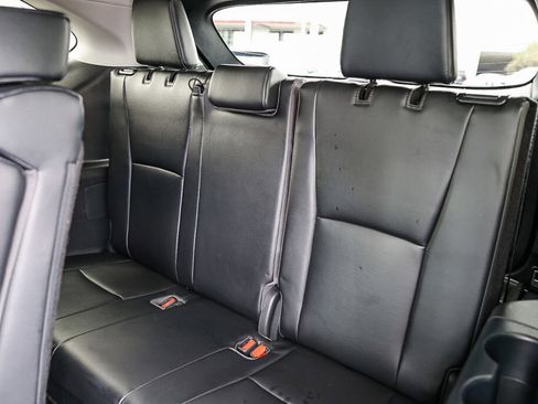 Used 2023 Toyota Highlander XLE FWD image 11