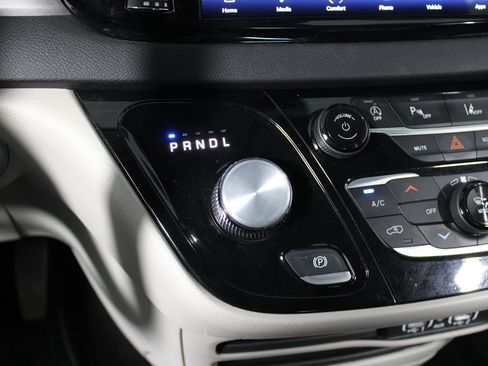 Used 2024 Chrysler Pacifica Touring-L FWD image 18