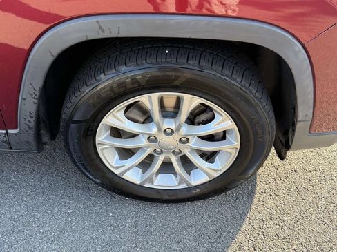 Used 2019 Jeep Cherokee Latitude w/ Popular Appearance Group FWD image 11
