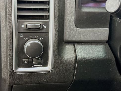 Used 2017 RAM 1500 Classic SLT AWD/4WD image 17