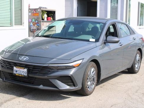 Used 2024 Hyundai Elantra Blue FWD image 5
