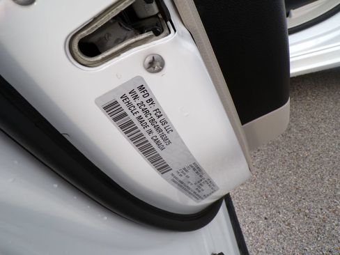 Used 2022 Chrysler Pacifica Touring-L FWD image 33