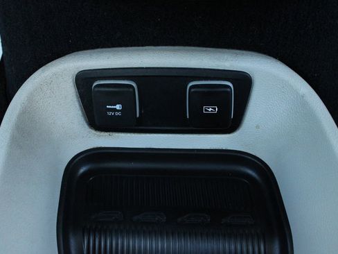 Used 2021 Chrysler Pacifica Touring-L FWD image 28
