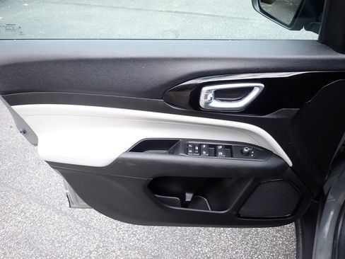 Certified 2022 Jeep Compass Limited image 17