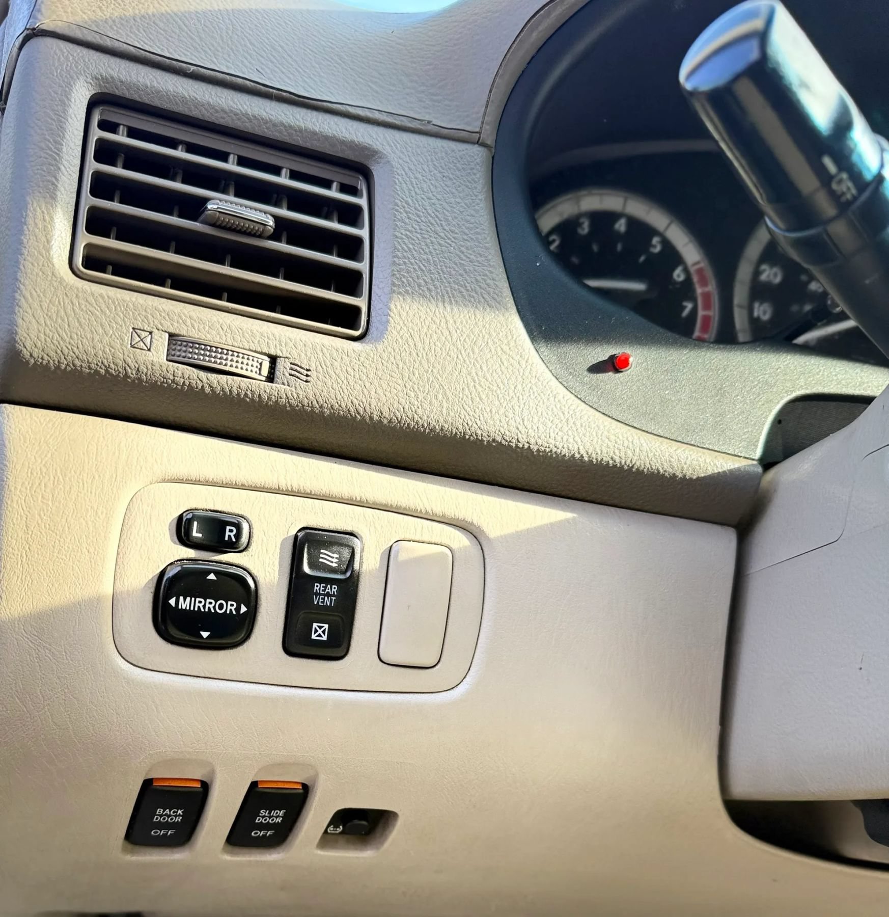Used 2004 Toyota Sienna XLE w/ XLE Pkg 12 FWD image 20