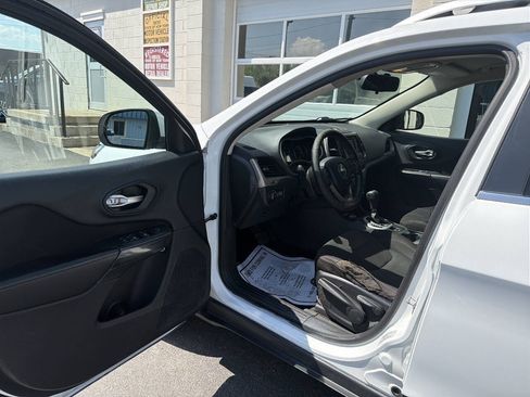 Used 2016 Jeep Cherokee Latitude AWD/4WD image 11