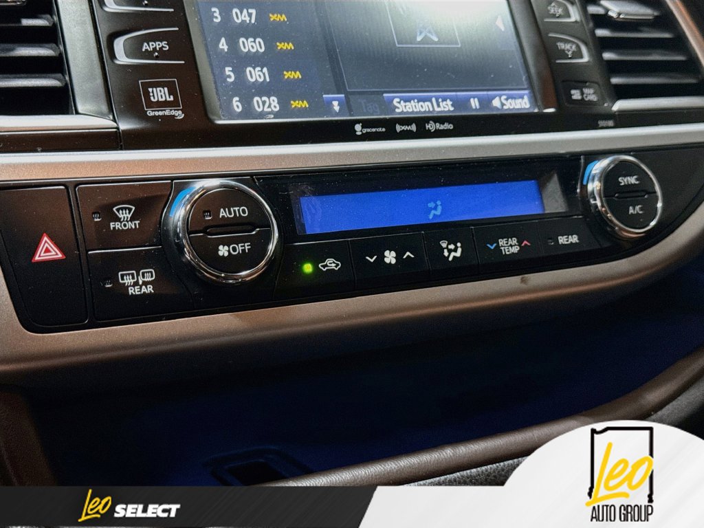 Used 2018 Toyota Highlander Limited w/ Carpet Mat Package (TMS) FWD image 18