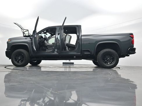 Used 2025 Chevrolet Silverado 2500 ZR2 w/ Technology Package image 44