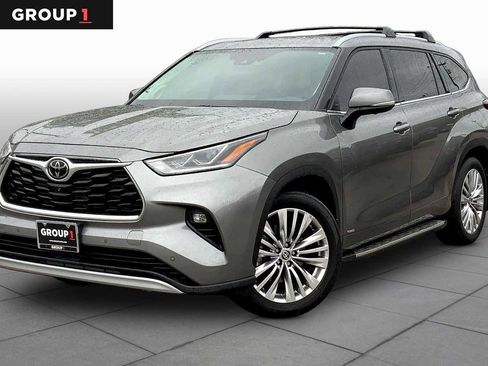Used 2025 Toyota Highlander Platinum image 1