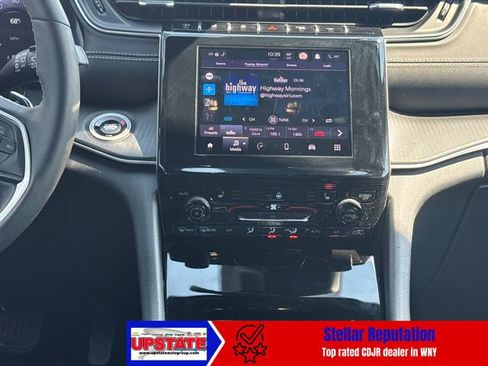 Used 2025 Jeep Grand Cherokee Altitude AWD/4WD image 4