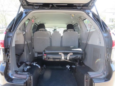 Used 2018 Toyota Sienna LE FWD image 14
