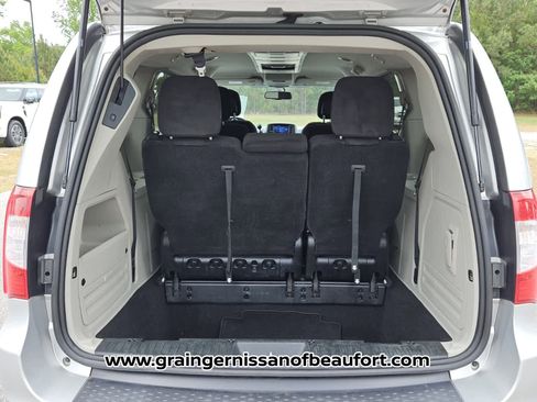 Used 2012 Chrysler Town & Country Touring w/ Entertainment Group #1 FWD image 6