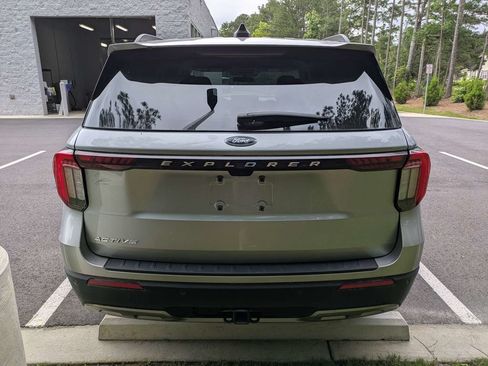 Used 2025 Ford Explorer Active w/ Active Comfort Package RWD image 4