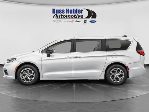Used 2024 Chrysler Pacifica Limited w/ Uconnect Theater Family Group FWD image 3