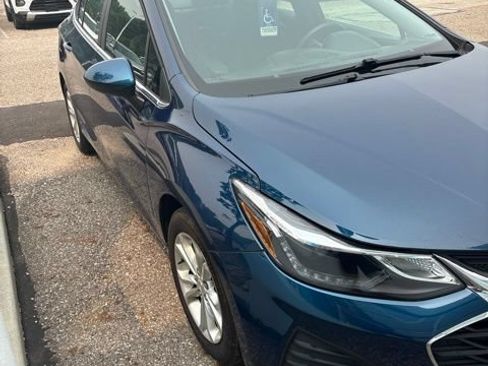 Used 2019 Chevrolet Cruze LT w/ Convenience Package FWD image 2