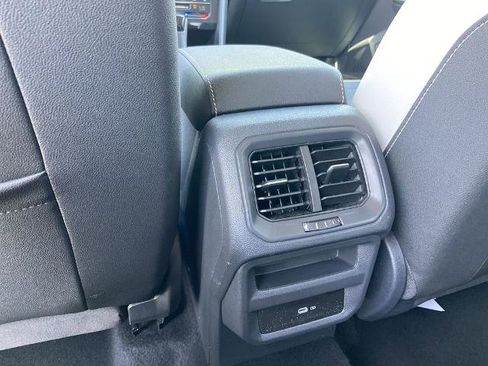 Used 2025 Volkswagen Taos SE FWD image 16