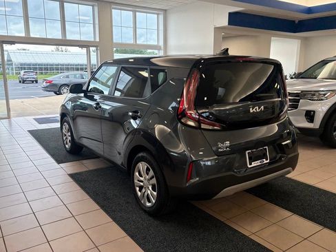 Used 2023 Kia Soul LX FWD image 3