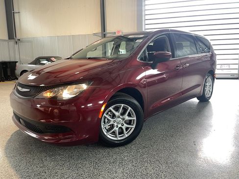 Used 2022 Chrysler Voyager LX image 3