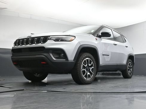 Used 2024 Jeep Compass Trailhawk AWD/4WD image 39