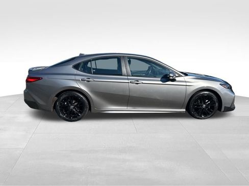 Used 2025 Toyota Camry SE image 6
