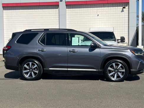 Used 2024 Honda Pilot Touring image 3