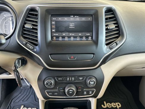 Used 2019 Jeep Cherokee Latitude w/ Popular Appearance Group FWD image 13