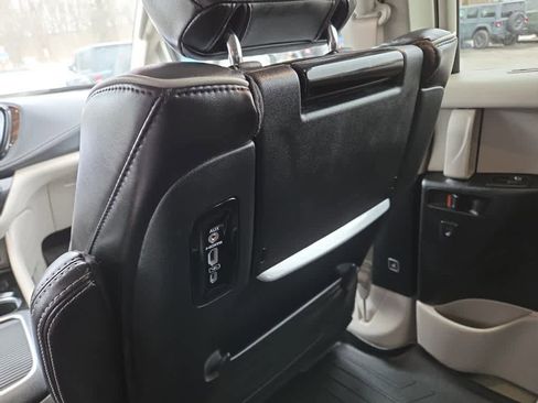 Used 2023 Chrysler Pacifica Limited w/ Uconnect Theater Family Group image 8