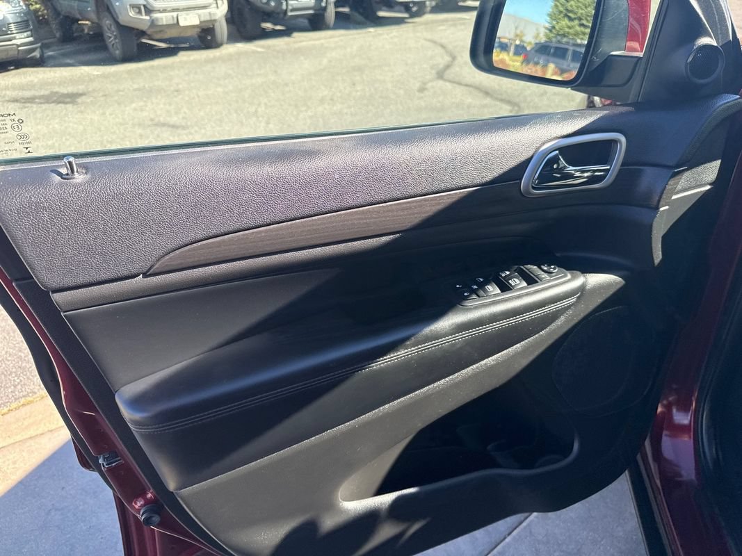 Used 2018 Jeep Grand Cherokee Laredo AWD/4WD image 27