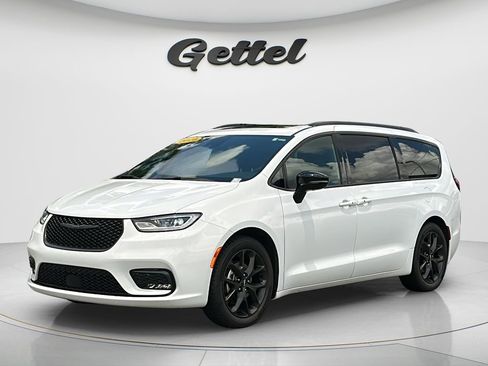 Used 2025 Chrysler Pacifica Limited FWD image 1