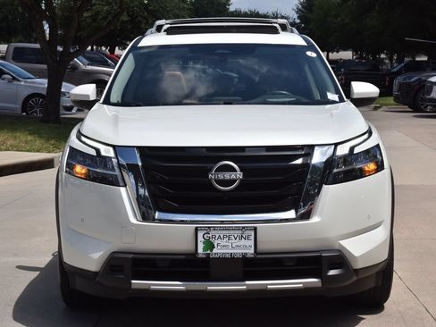 Used 2024 Nissan Pathfinder Platinum FWD image 3