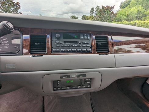 Used 1998 Lincoln Town Car Executive image 32